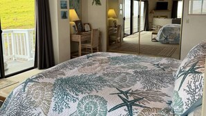 1 bedroom, desk, iron/ironing board, travel crib - Penthouse Overlooking Waimea Ocean views (Waimea)