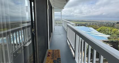 Sky-High Luxury: Stunning Waimea Penthouse with Panoramic Views!