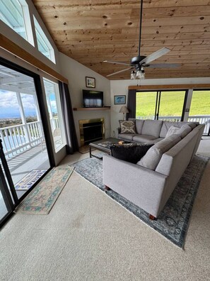 TV, fireplace - Penthouse Overlooking Waimea Ocean views (Waimea)