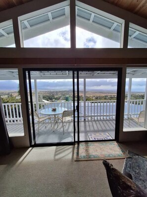 Interior - Penthouse Overlooking Waimea Ocean views (Waimea)