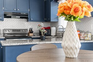 Fridge, microwave, oven, stovetop - Charming 3-bedroom Townhome near Convention District and ECU (Greenville)