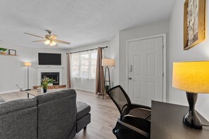 Smart TV - Charming 3-bedroom Townhome near Convention District and ECU (Greenville)