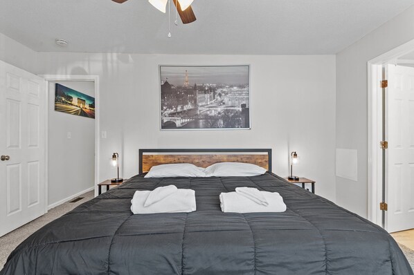 3 bedrooms, desk, iron/ironing board, free WiFi