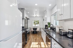 Fridge, microwave, oven, stovetop - Cozy Zen Pool, Jacuzzi, & Arcade Game Room Home in the Heart of San Diego (San Diego)