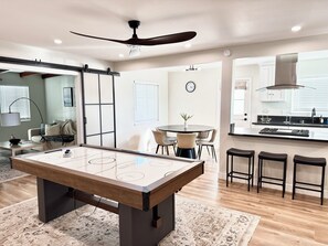 Games room - Cozy Zen Pool, Jacuzzi, & Arcade Game Room Home in the Heart of San Diego (San Diego)