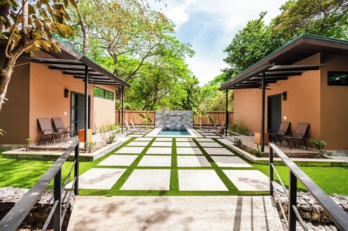 Two cozy and separate 1-bedroom cabins surrounded by nature and close to beach