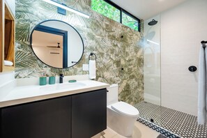 Regadera, secadora de cabello, toallas, jabón 