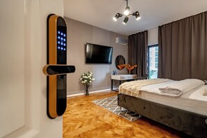 1 bedroom, desk, iron/ironing board, free WiFi - The Black Orchid Studio - Balcony, Near Old Town (Bucharest)