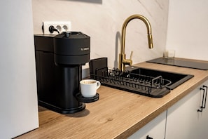 Microonde, piano cottura, macchina per tè/caffè