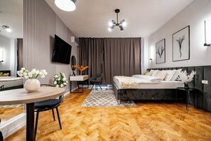 1 bedroom, desk, iron/ironing board, free WiFi - The Black Orchid Studio - Balcony, Near Old Town (Bucharest)