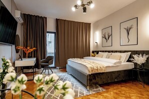 1 bedroom, desk, iron/ironing board, free WiFi - The Black Orchid Studio - Balcony, Near Old Town (Bucharest)