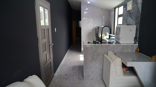 Grande Tiny House con Bañera, Agua Caliente, Lavadora/Secadora, y Cama King.