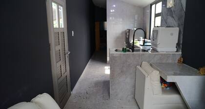 Grande Tiny House con Bañera, Agua Caliente, Lavadora/Secadora, y Cama King.