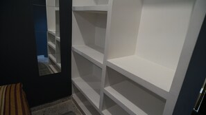 Interior - Grande Tiny House con Bañera, Agua Caliente, Lavadora/Secadora, y Cama King. (Santiago de Tolú)