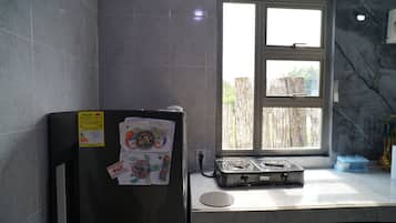 Parrilla de estufa, lavavajillas, utensilios de cocina y condimentos