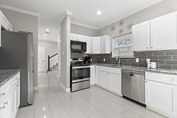 冰箱、微波炉、烤箱、炉灶