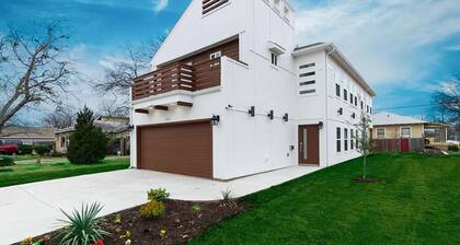 10BR Luxury Haven w/ Game Room — 10 Mins to Downtown & Perfect for Events