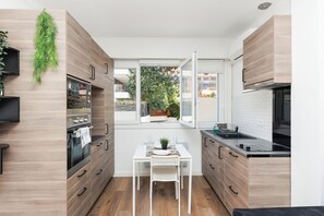 Frigorifero, microonde, forno, piano cottura