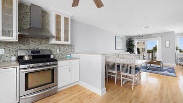 Jääkaappi, mikroaaltouuni, uuni, liesi