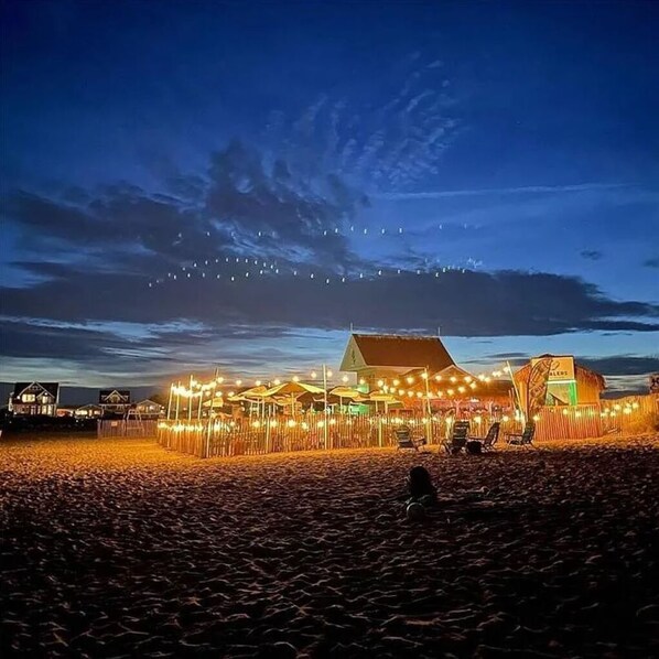 Beach nearby, sun-loungers, beach towels