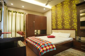 3 habitaciones, tabla de planchar con plancha, wifi y ropa de cama