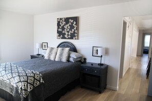 3 habitaciones, tabla de planchar con plancha y cuna de viaje 