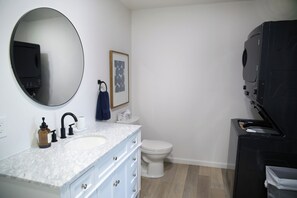 Secador de pelo, toallas, jabón, papel higiénico