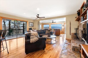 TV connectée, cheminée, jeux vidéo, baby-foot