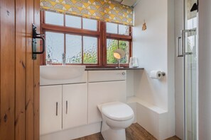 Shower, towels - Ravendale, Kirkoswald -  a cottage that sleeps 6 guests  in 3 bedrooms (Kirkoswalkd)