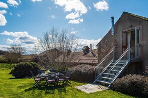 Outdoor dining - Ravendale, Kirkoswald -  a cottage that sleeps 6 guests  in 3 bedrooms (Kirkoswalkd)