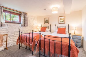 3 bedrooms, iron/ironing board, free WiFi, bed sheets - Ravendale, Kirkoswald -  a cottage that sleeps 6 guests  in 3 bedrooms (Kirkoswalkd)