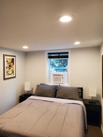 Cozy, Charming and Private Guest House Near JFK, LIRR, NYC!