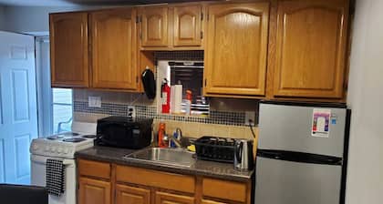 Cozy, Charming and Private Guest House Near JFK, LIRR, NYC!