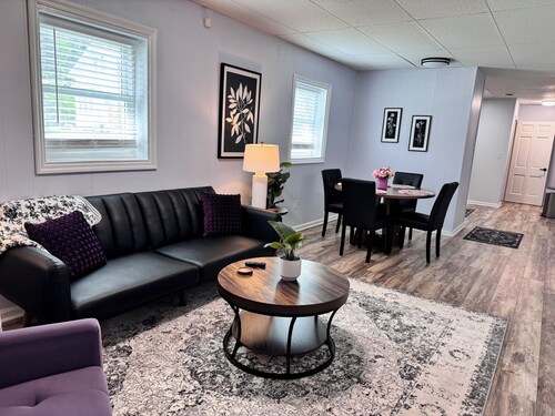 Enjoy the perfect blend of style and convenience in this apartment near Kings Daughters' Hospital and Marathon Gas. With easy access to dining, shopping, and entertainment, this apartment offers a comfortable and quiet retreat for all.