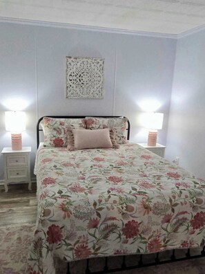 2 chambres, fer et planche à repasser, Wi-Fi, draps fournis