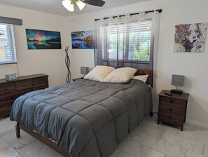 4 chambres, bureau, fer et planche à repasser, lit de bébé portatif