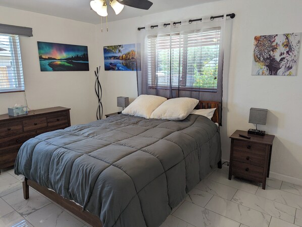 4 habitaciones, escritorio y tabla de planchar con plancha 