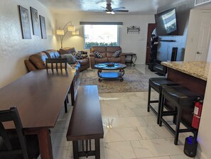 Smart TV, chimenea, libros y monitor de computadora 