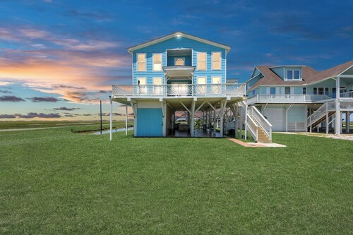 Spacious deck 5-bedroom home in Freeport with WiFi, 3 full baths sits on canal.