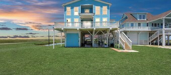 Spacious deck 5-bedroom home in Freeport with WiFi, 3 full baths sits on canal.