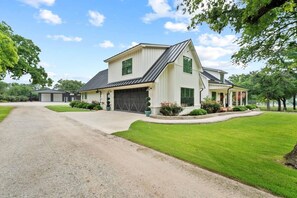 Exterior - Luxury Farmhouse in Weatherford (Weatherford)