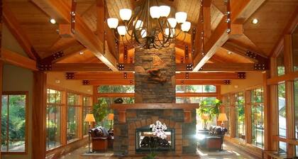 Beautiful view! Updated 1-bdrm, 2 bath condo with Queen Murphy in Living Area.