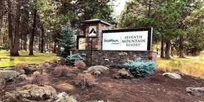 Property grounds - Beautiful view! Updated 1-bdrm, 2 bath condo with Queen Murphy in Living Area. (Bend)