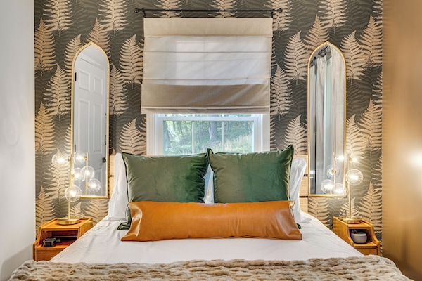 2 slaapkamers, een bureau, een strijkplank/strijkijzer, reisbedje