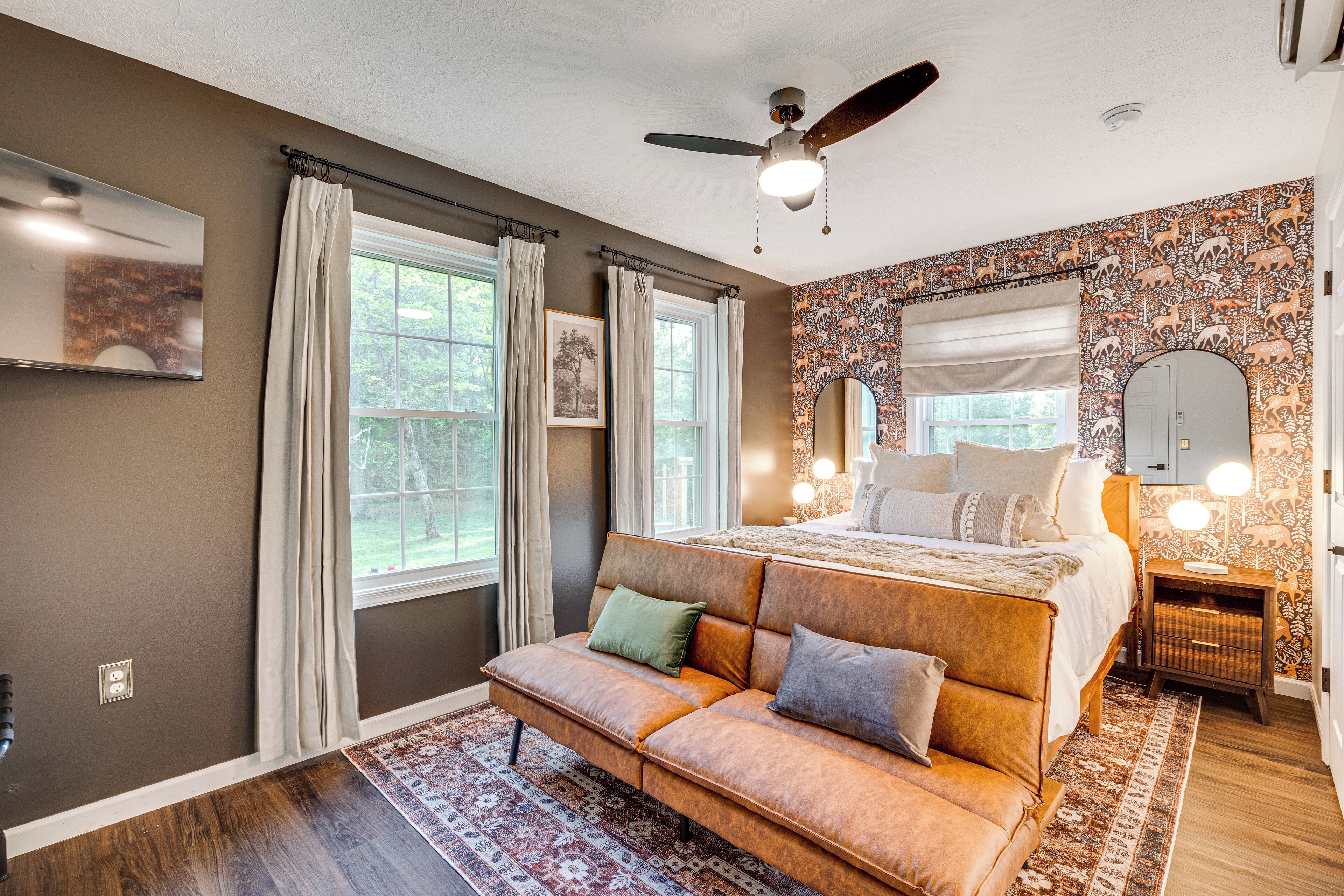 2 bedrooms, desk, iron/ironing board, travel crib