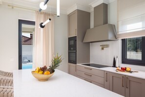 Refrigerador, microondas, horno, lavavajillas