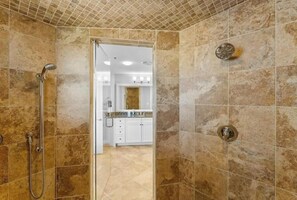 Baignoire à jets, sèche-cheveux, serviettes fournies, papier toilette
