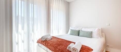2 bedrooms, iron/ironing board, Internet, bed sheets