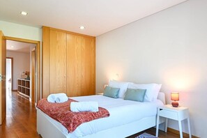 2 bedrooms, iron/ironing board, Internet, bed sheets