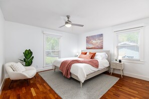 4 chambres, bureau, fer et planche à repasser, lit parapluie